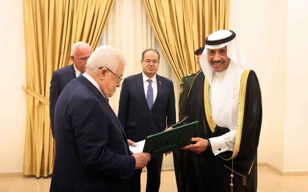 De Saudische ambassadeur bij de Palestijnse Autoriteit, Nayef al-Sudari r.), biedt dinsdag zijn geloofdsbrieven aan de Palestijnse leider Mahmud Abbas aan. beeld  EPA