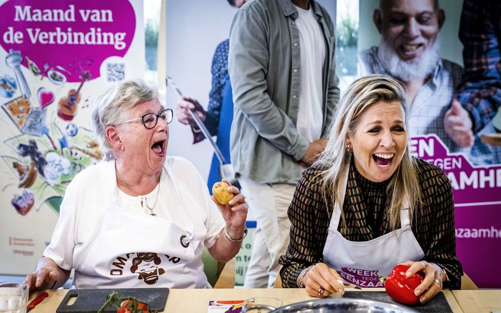 Koningin Máxima kookte woensdag samen met deelnemers van Oma’s Soep. beeld ANP, Remko de Waal