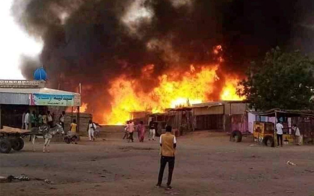 „De bevolking van de Sudanese regio Darfur wordt andermaal geteisterd door massale wreedheden.” Foto: brand op een markt in de Noord-Sudanese stad al-Fasher na een bombardement van de Rapid Support Forces. beeld AFP