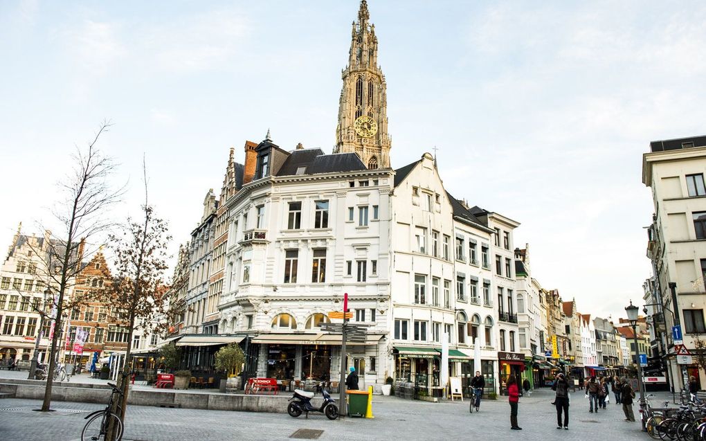 Straatbeeld van Antwerpen met links de Grote Markt, rechts de Oude Koornmarkt en op de achtergrond de Onze-Lieve-Vrouwekathedraal. beeld ANP, MARCO DE SWART