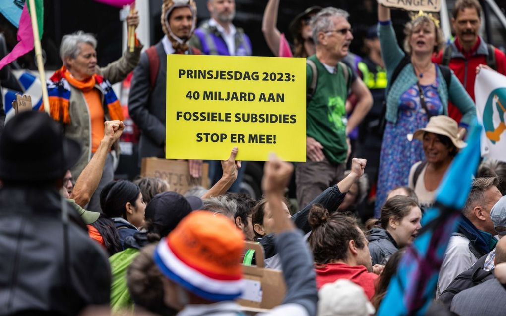 Actievoerders van Extinction Rebellion blokkeren al dagenlang de A12 uit protest tegen de fossiele industrie.  beeld ANP, Laurens van Putten