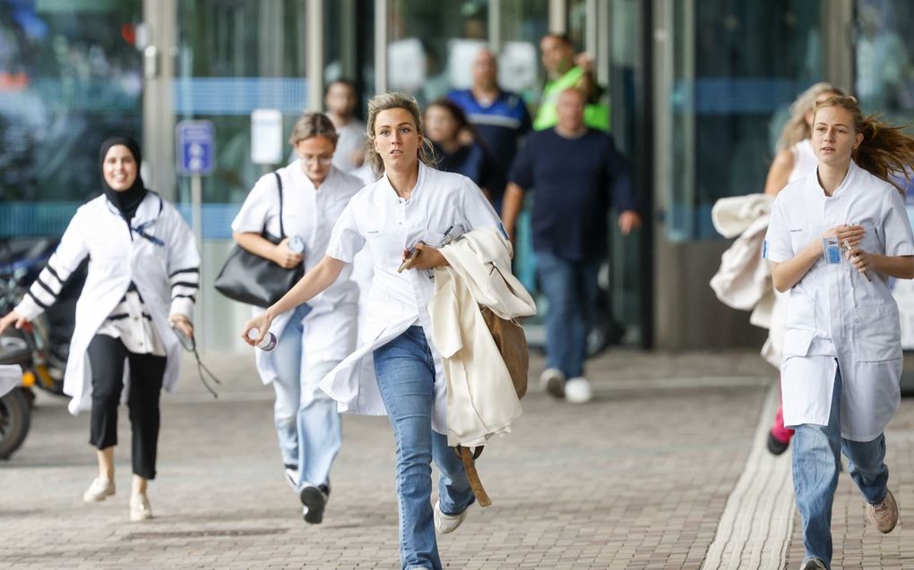 Personeel van het Erasmus MC verlaat na de schietpartij rennend het ziekenhuis. beeld ANP, Bas Czerwinski