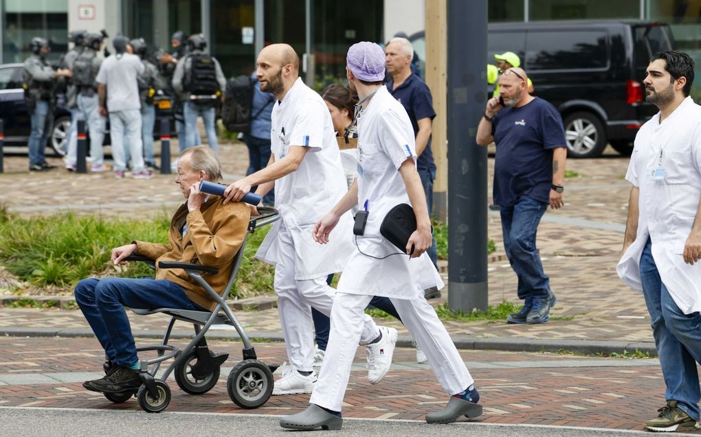 In allerijl werden donderdagmiddag bezoekers en patiënten het Erasmus MC uitgeleid. beeld ANP, Bas Czerwinski