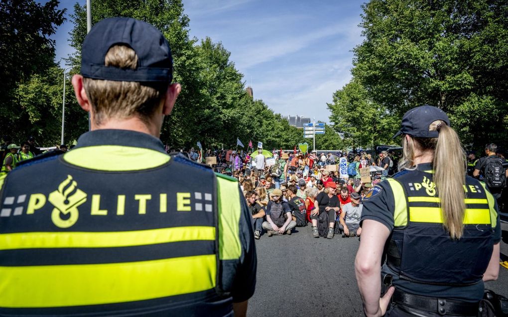 „In juni besloot minister van Justitie Dilan Yesilgöz dat politieagenten in uniform definitief geen hoofddoekjes, kruisjes of keppeltjes mogen dragen.” beeld ANP, Robin Utrecht