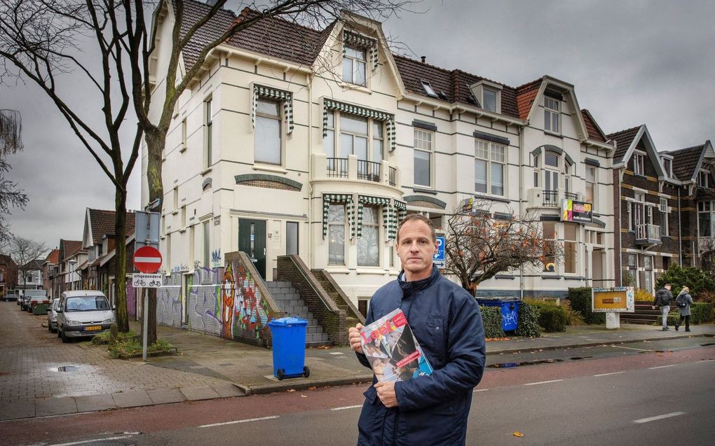 Willem van Benthem, vrijwilliger bij Schreeuw om Leven, deelt folders uit rond de abortuskliniek in Zwolle. beeld RD, Henk Visscher