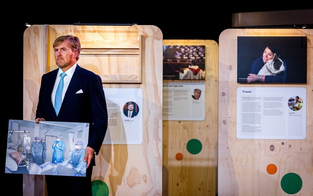 Koning Willem-Alexander opende vrijdagmiddag de corona-expositie door een foto uit het Van Weel-Bethesda Ziekenhuis in Dirksland toe te voegen. beeld ANP, Patrick van Katwijk