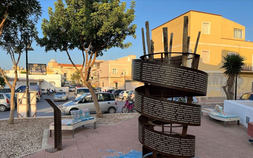 In het centrum van Lampedusa staat een monument met de namen van de vluchtelingen en migranten die op 3 oktober 2013 zijn verdronken. beeld RD