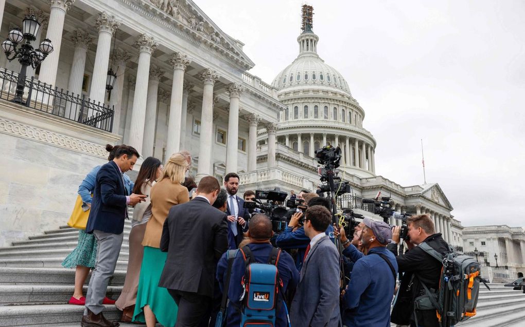 De Republikein Mike Lawler (m.) spreekt met verslaggevers bij het Capitool over de –toen nog– dreigende shutdown. De sluiting van de Amerikaanse federale overheid is inmiddels afgewend. beeld AFP, Anna Moneymaker