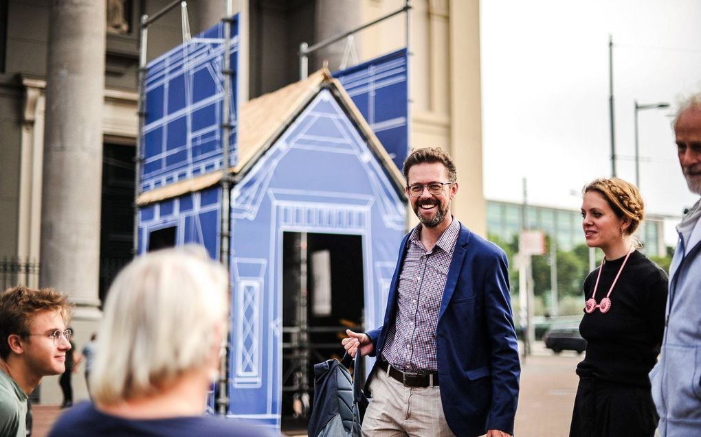 Prof. dr. Bart Wallet, en rechts naast hem Julia van der Krieke. beeld Rosa van Ederen