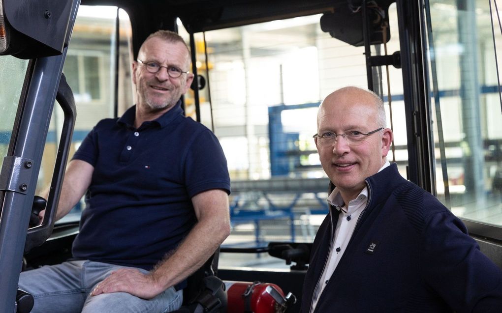 Directeur van ErfGoed Hugo Paans (r.) in gesprek met medewerker Edo Janssen. beeld RD, Anton Dommerholt