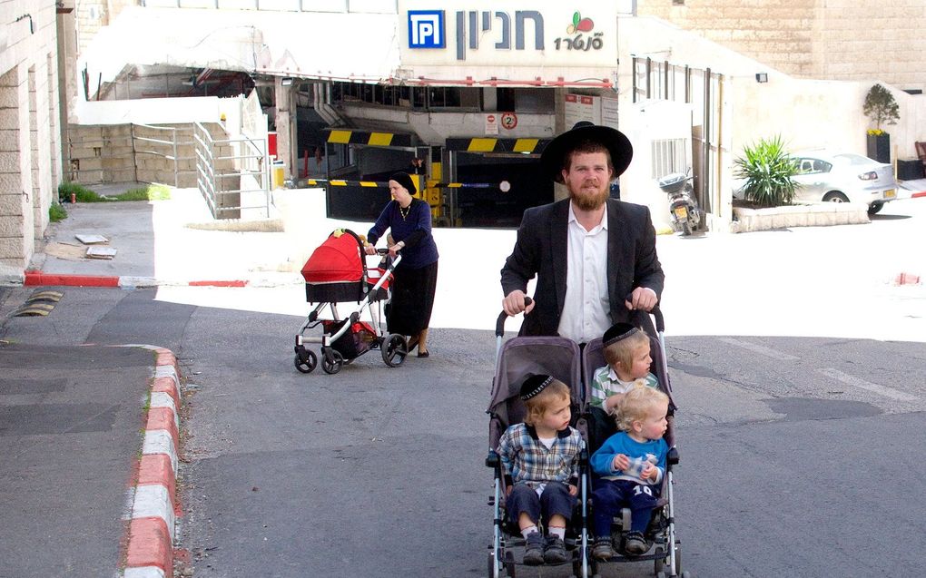 Joden in de ultraorthodoxe Mekor Baruch wijk in Jeruzalem. beeld Alfred Muller