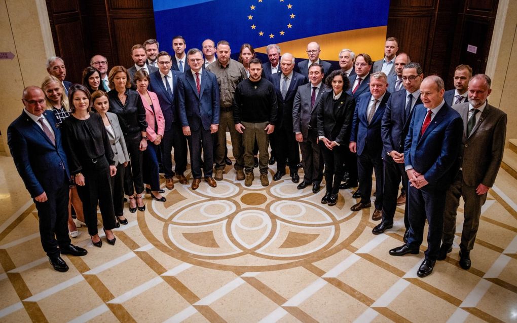 De EU-ministers van Buitenlandse Zaken vergaderden maandag in de Oekraïense hoofdstad Kyiv. Ze poseerden met de Oekraïense president Volodymyr Zelensky (m.). beeld EPA, Johanna Leguerre