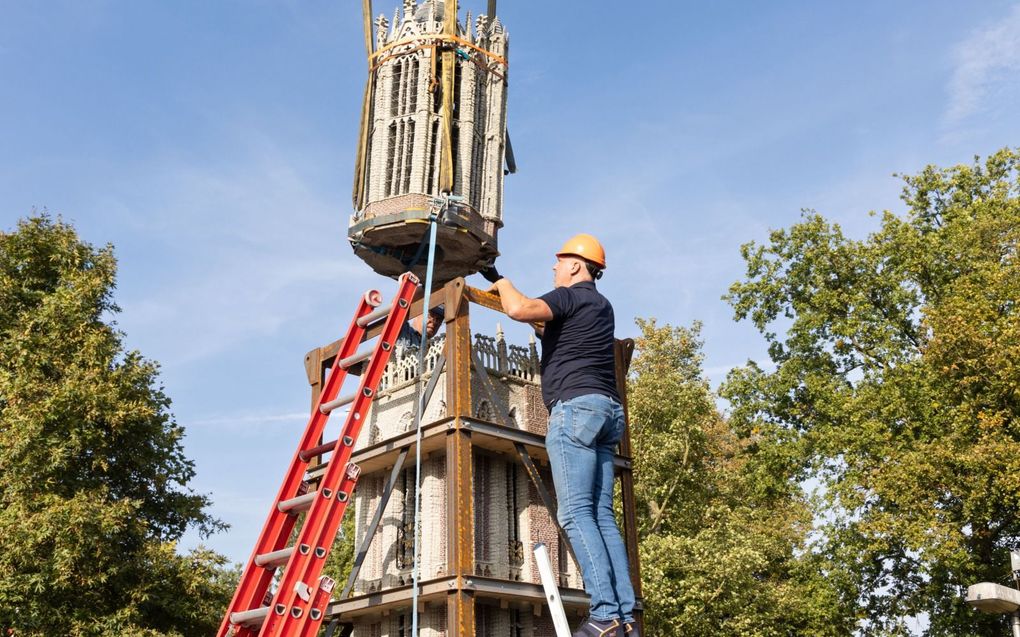 De laatste loodjes: behoedzaam wordt de ”lantaarn” op de rest van de miniatuur-Domtoren getild. beeld RD, Anton Dommerholt