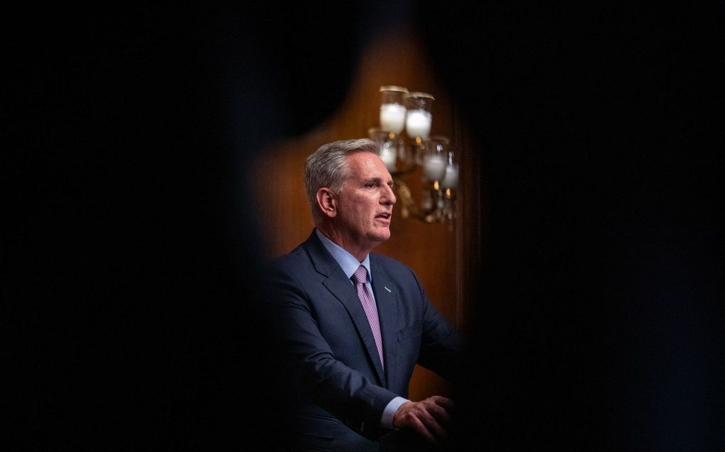 Kevin McCarthy staat na zijn afzetting de pers te woord. beeld AFP, Anna Rose Layden