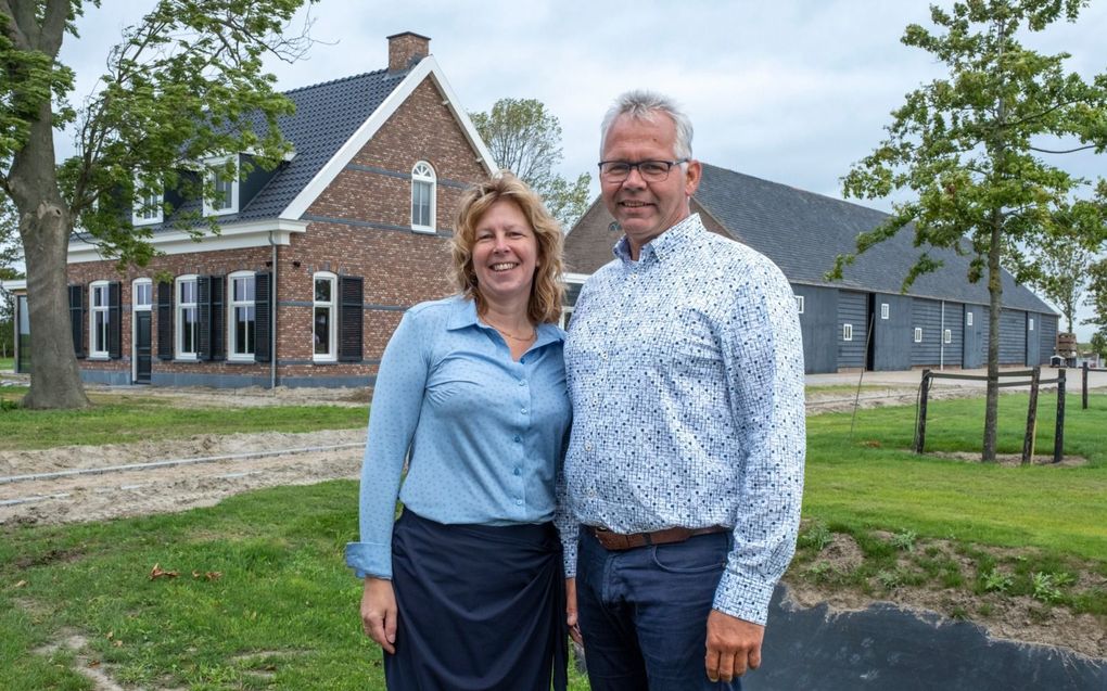 Wim en Amanda Kersten, bewoners van boerderij Puthoek in het Zeeuwse Waarde, waar overgrootvader ds. G.H. Kersten in 1948 overleed. beeld Dirk-Jan Gjeltema