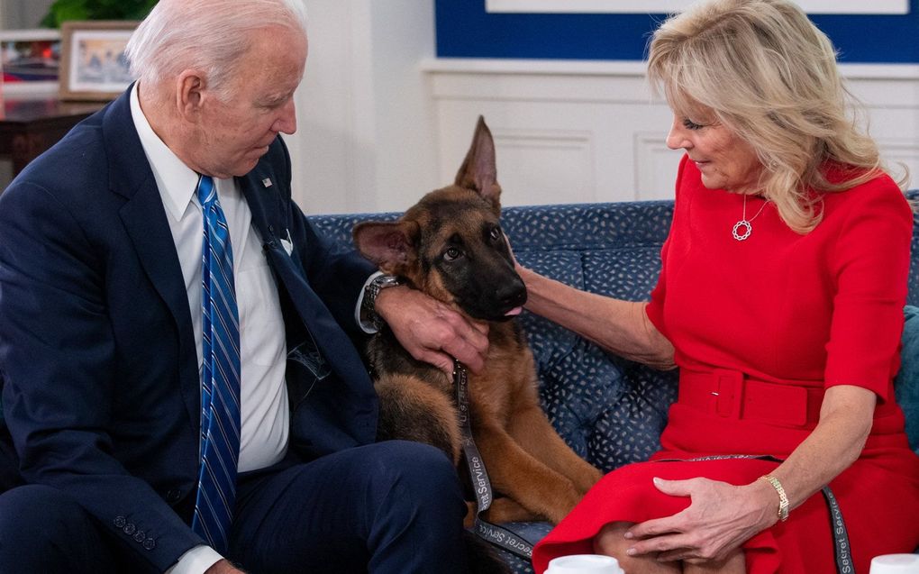 Echtpaar Biden met hond Commander. beeld AFP, SAUL LOEB