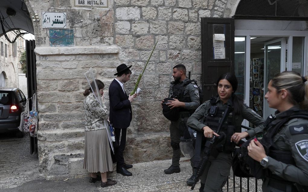 Orthodoxe joden bidden deze week tijdens het Loofhuttenfeest nabij de Al-Aqsamoskee in Jeruzalem. beeld EPA, Atef Safadi