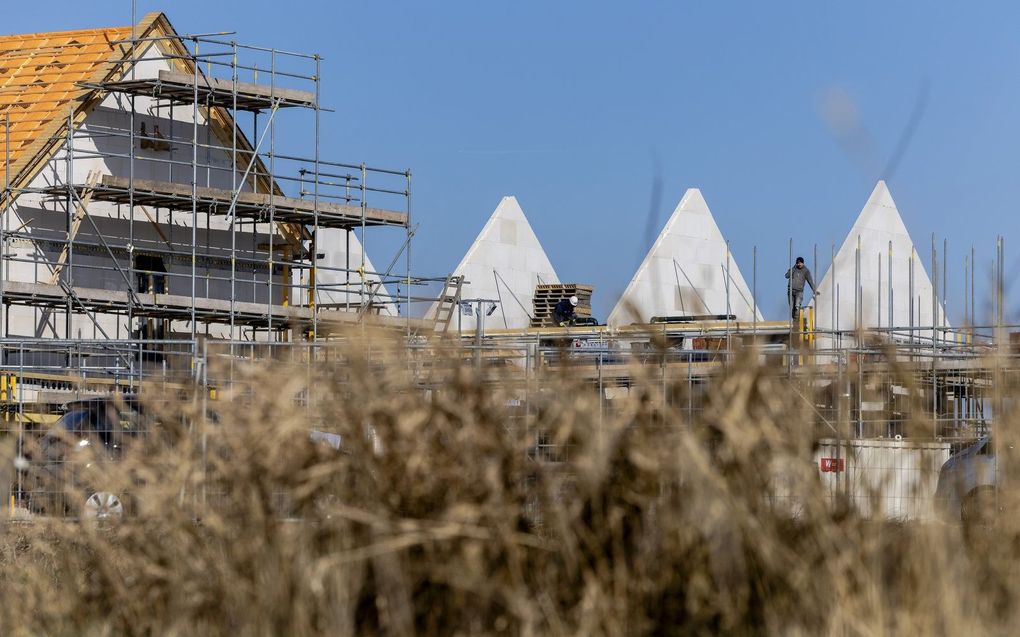 Een woonwijk in aanbouw. Makelaars signaleren dat steeds meer nieuwprojecten worden uitgesteld. beeld ANP, Robin van Lonkhuijsen