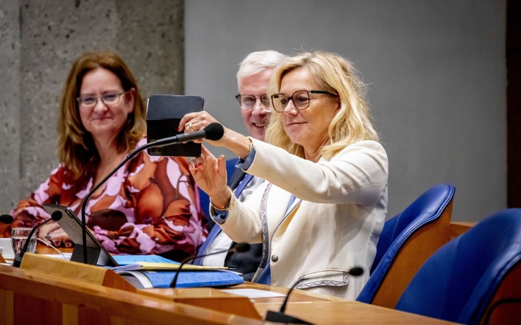 Minister Kaag (Financiën) zet zichzelf op de foto samen met de staatssecretarissen De Vries (l.) en Van Rij (m.). beeld ANP, Robin Utrecht