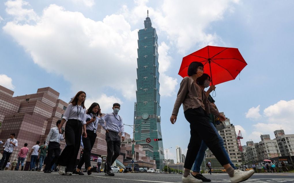 Een mondkapje hoeft niet meer op in Taipei, zeker niet op straat. Toch doet menigeen het. Ook in landen rond Taiwan is een masker gemeengoed. Als bescherming tegen ziekte, zon, smog, hooikoorts en om tal van andere redenen. beeld  EPA, Ritchie B. Tongo