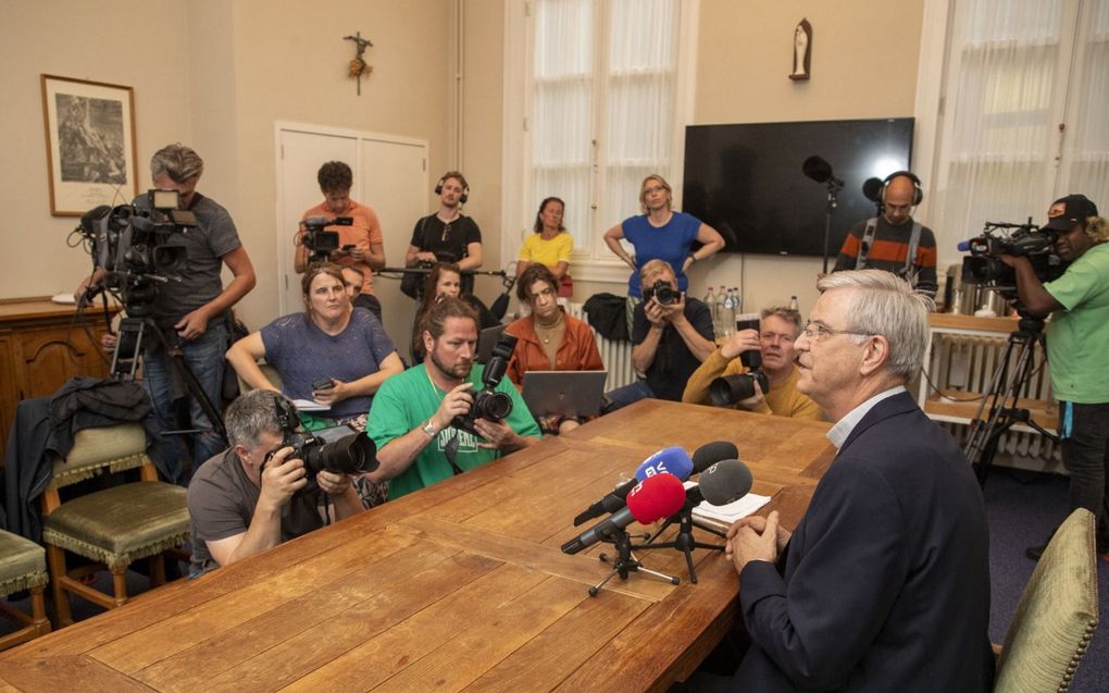 Bisschop Bonny van Antwerpen sprak vorige week vrijdag de pers toe over het verzoek van de Belgische bisschoppen om Roger Vangheluwe, de voormalige bisschop van Brugge, te schorsen. In de recente documentaire Godvergeten komen verschillende slachtoffers van seksueel misbruik in de Rooms-Katholieke Kerk aan het woord, waaronder een neef van Vangheluwe. beeld AFP, Nicolas Maeterlinck