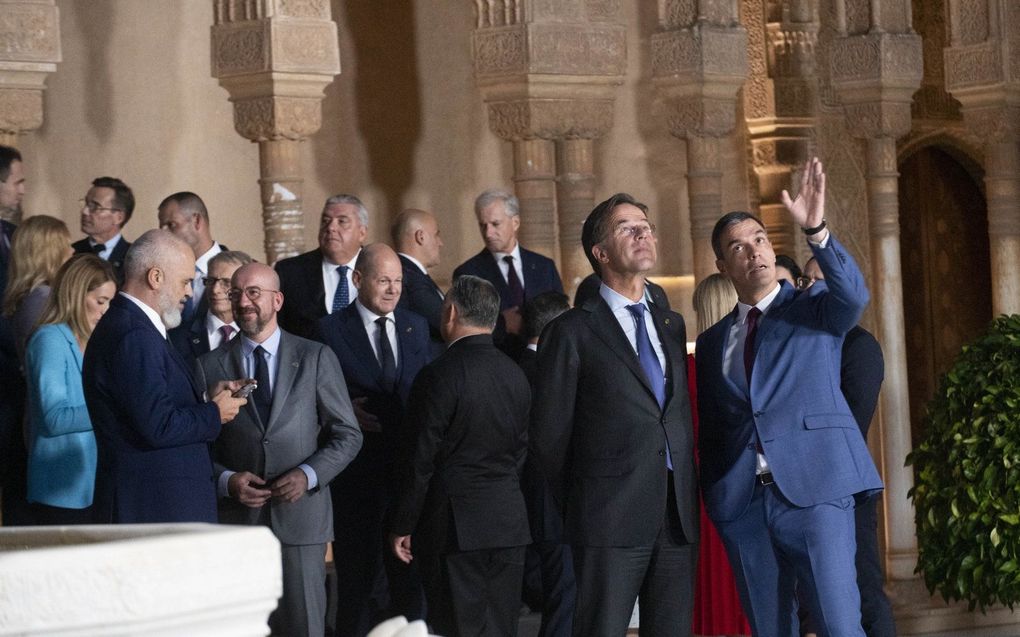 Premier Mark Rutte en zijn Spaanse ambtgenoot Pedro Sanchez in Granada. beeld EPA, Miguel Angel Molina