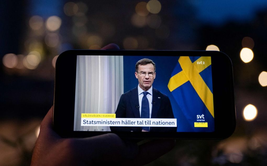 Premier Ulf Kristersson richt zich in een zeldzame televisietoespraak tot het Zweedse volk. Bendegeweld in het Scandinavische land is tot ongekende hoogte gestegen. beeld AFP, Jonathan Nackstrand