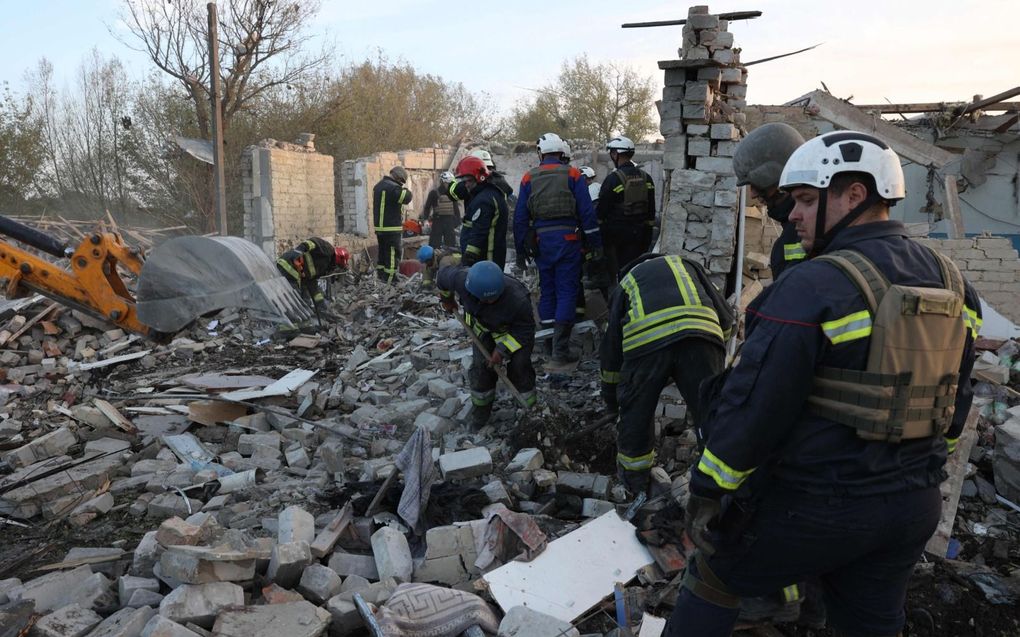 Speuren naar overlevenden onder het puin. beeld AFP, Anatoli Stepanov