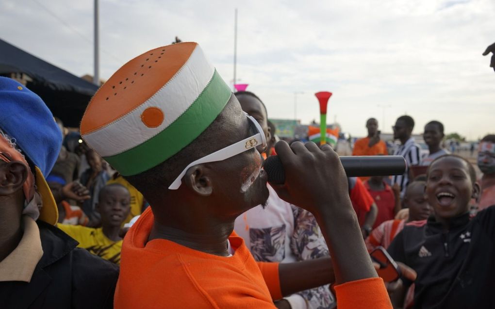 Inwoners van Niger vieren het besluit van Frankrijk om zijn troepen en ambassadeur uit hun land terug te trekken. beeld EPA, Issifou Djibo