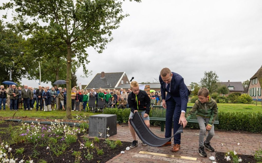 De gedenksteen werd onthuld door twee basisschoolkinderen, samen met de Staphorster wethouder Alwin Mussche. beeld Jaco Hoeve