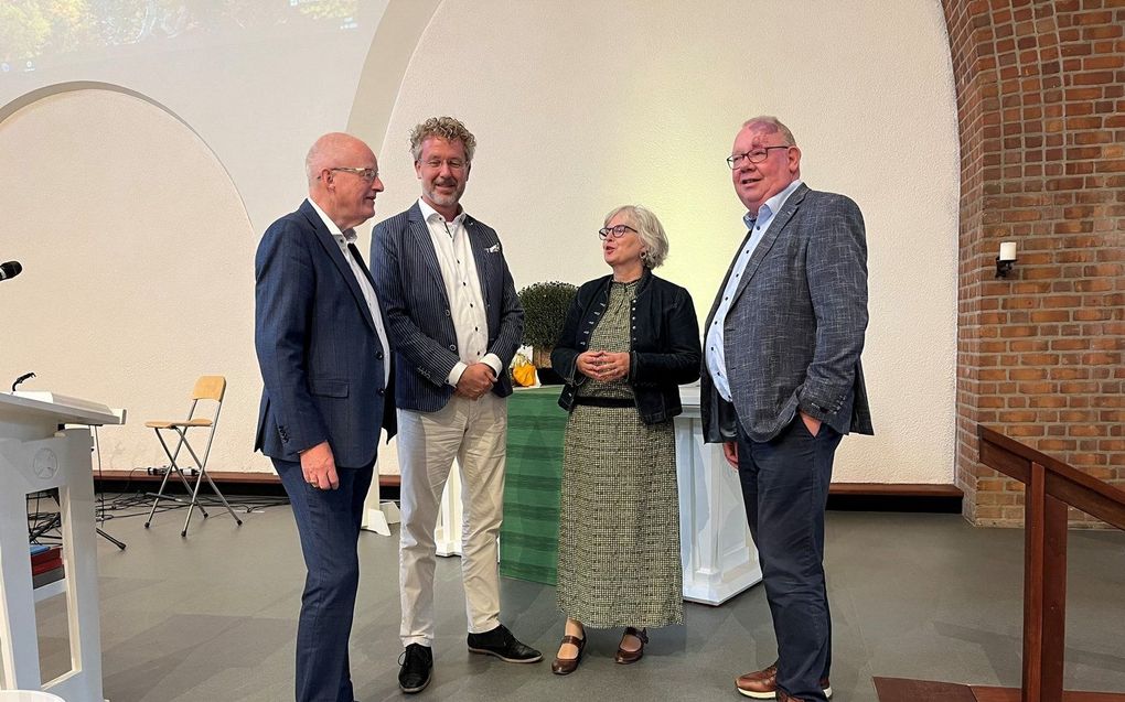 Het moderamen van de synode van Deventer van de NGK. Van links naar rechts: Sybren Stelpstra (2e scriba), ds. Peter Sinia (preses), Gerda Dekker (1e scriba), Rudi de Graaf (assessor). beeld RD, Addy de Jong