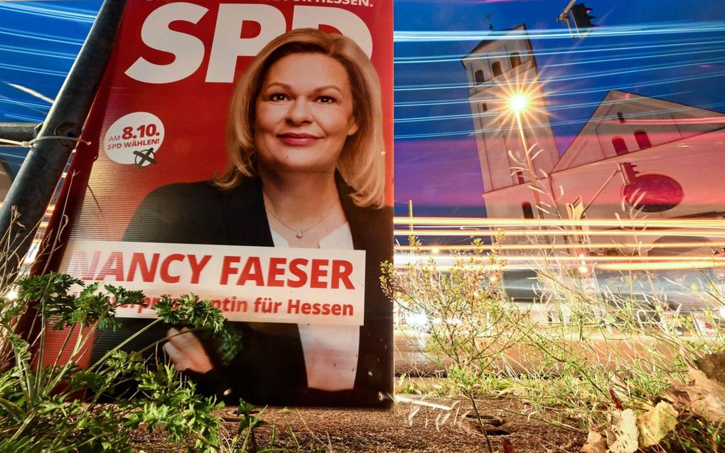 Verkiezingsaffiche in het centrum van Frankfurt am Main met SPD-lijsttrekker Nancy Faeser. beeld AFP, Kirill Kudryavtsev