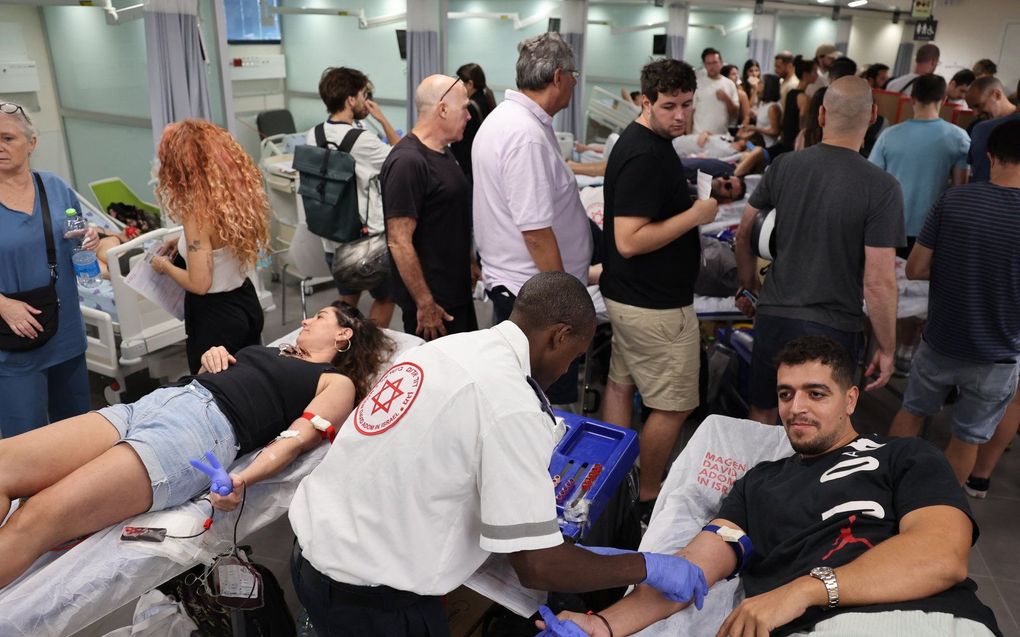 Israëliërs doneren bloed in Tel Aviv. beeld AFP, JACK GUEZ