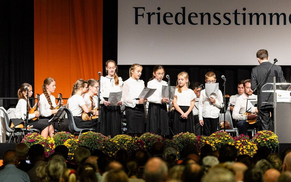 Een samengesteld koor uit Büdingen, Hennef, Schloß Holte en Sankt Augustin (Duitsland) zong zaterdag tijdens de Ontmoetingsdag van Friedensstimme in Barneveld verscheidene liederen. beeld André Dorst