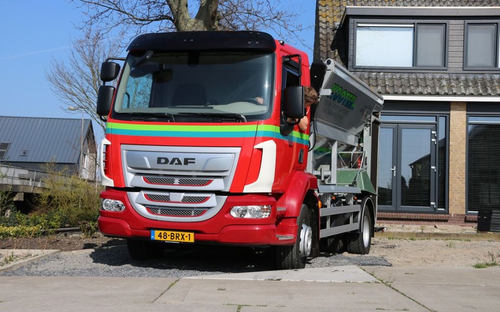 Ward Kooter steekt zijn DAF het erf op van een woning. beeld Sjaak van de Groep