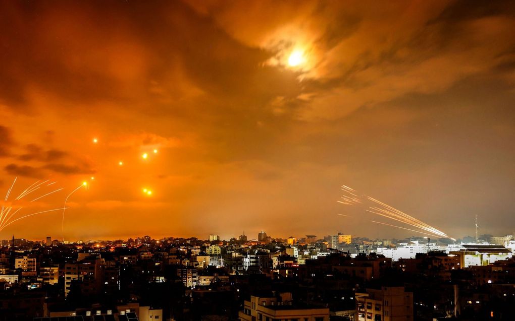 De Israëlische luchtafweer onderschept raketten die vanuit de Gazastrook worden afgevuurd. beeld AFP, Eyad Baba