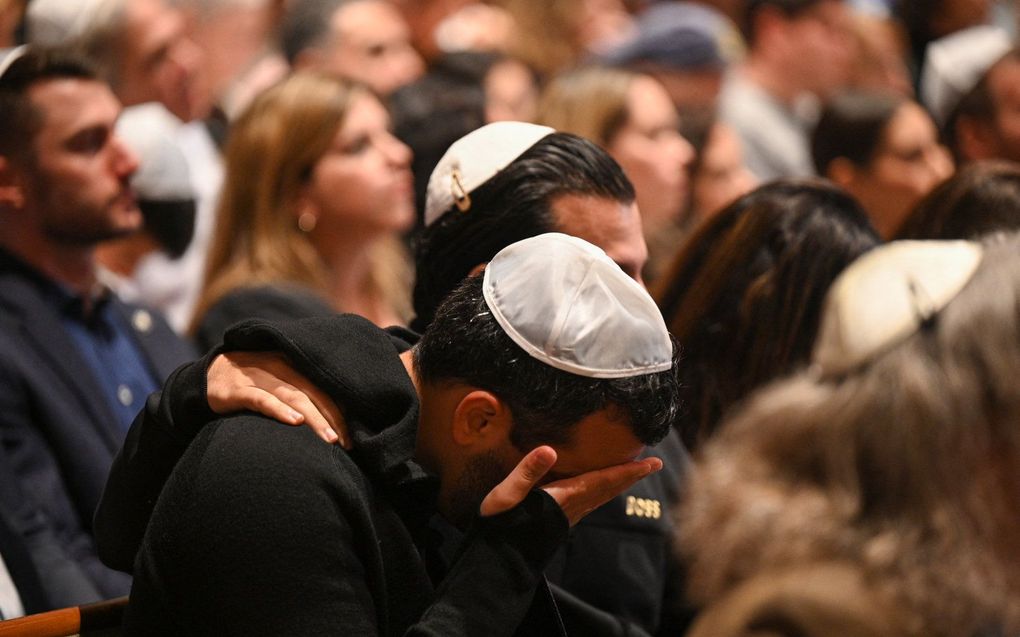 Mensen wonen in de Stephen Wisetempel in Los Angeles een wake bij die gehouden wordt voor Israëlische slachtoffers na de aanval van Hamas op Israël. beeld AFP, Robyn Beck