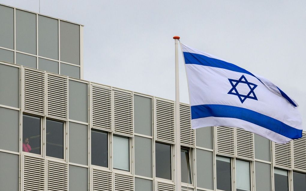 Vlag Israël wappert naast stadhuis Amsterdam. beeld Ronald Bakker