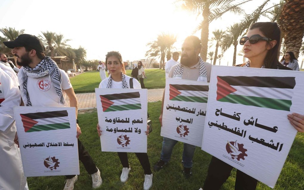 Koeweit en enkele andere landen leggen de verantwoordelijkheid voor de escalatie eenzijdig bij Israël. Foto: deze Koeweiti’s tonen zich zaterdag solidair met de Palestijnen. beeld AFP, Mahmoud Zayyat