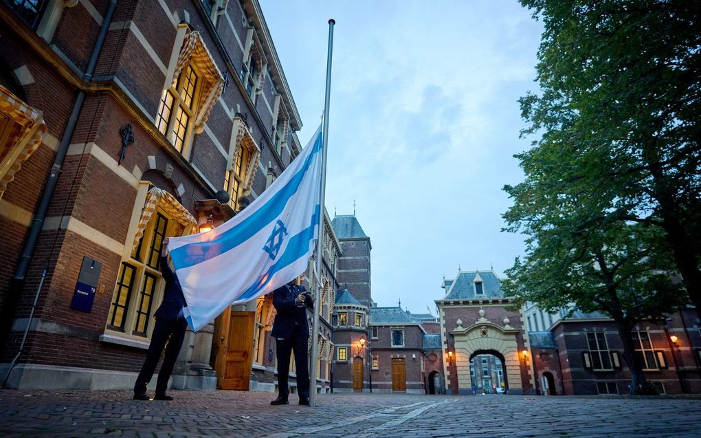 De Israëlische vlag werd maandag gehesen voor het ministerie van Algemene Zaken. ANP, Phil Nijhuis