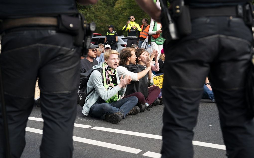 Klimaatactivisten voeren actie op de A12. beeld ANP, JEROEN JUMELET