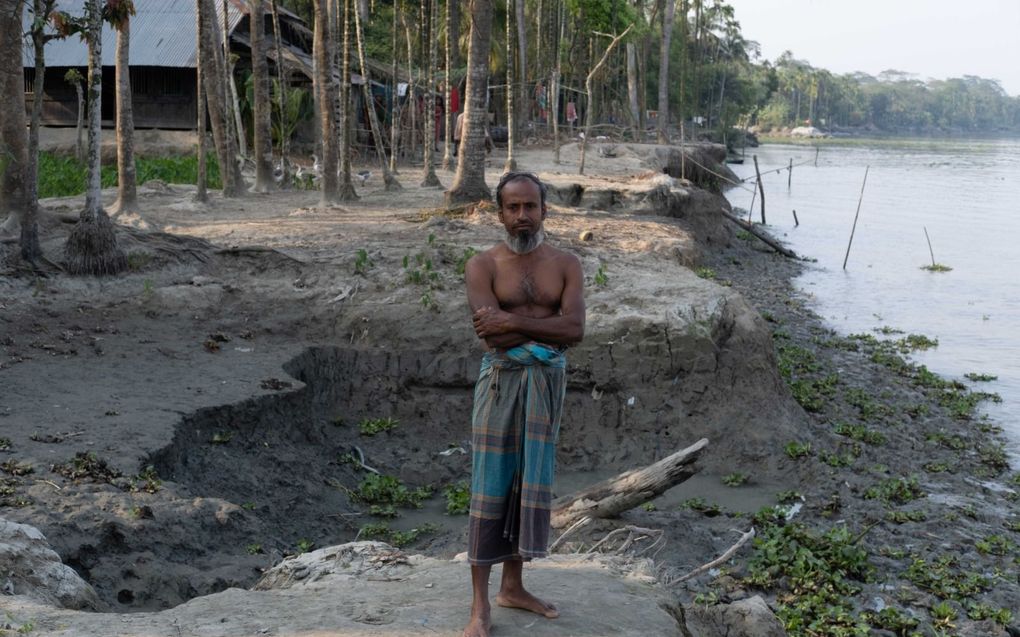 Skender Hawlader uit Bangladesh moest meerdere keren verhuizen omdat zijn huis bedreigd wordt door kusterosie. beeld Woord en Daad