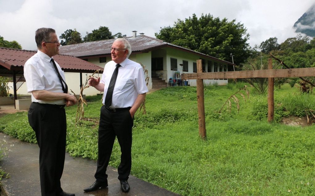 Ds. Brugge (l.) en ds. Egas op het terrein van de Bijbelschool in Chiang Mai, die 26 studenten en 6 docenten telt. beeld Riekelt Pasterkamp