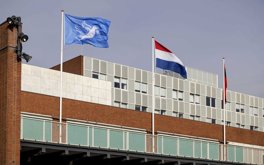 Vredesvlag wappert op het Amsterdamse stadhuis. Diverse gemeenten hebben de vredesvlag gehesen. beeld ANP, Robin van Lonkhuijsen