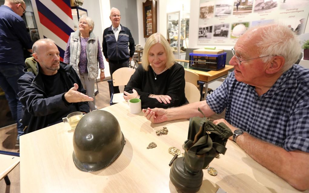 Wybe Boersma (r.), oud-directeur van het Airborne Museum in Oosterbeek, is tijdens de avond ingevlogen om de waarde van de voorwerpen in te schatten. beeld VidiPhoto