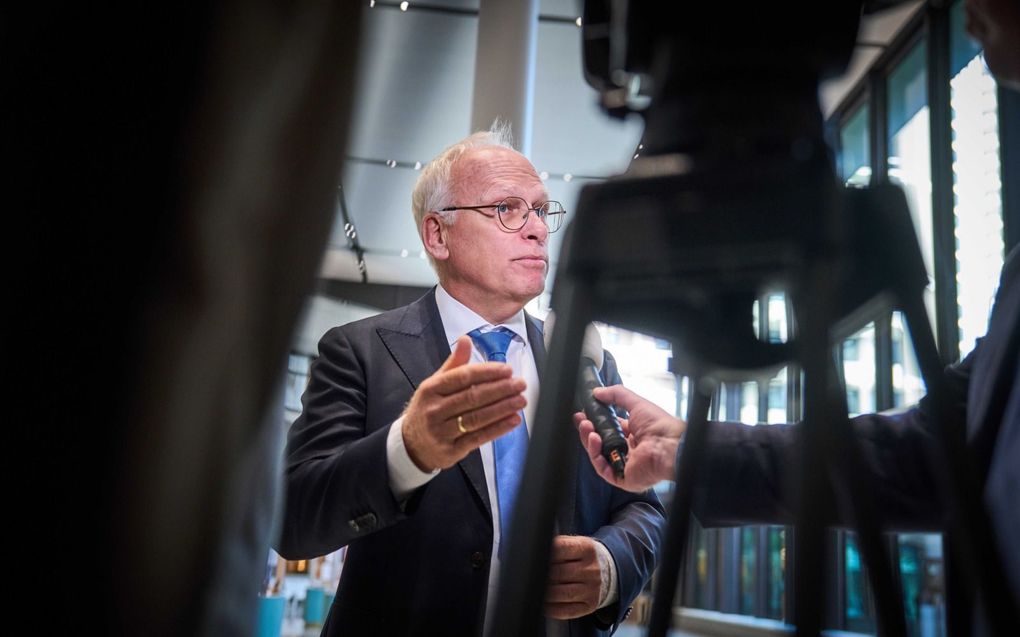 Piet Adema, demissionair minister van Landbouw, Natuur en Voedselkwaliteit staat de pers te woord over het standpunt van het kabinet over glyfosaat. beeld ANP, Phil Nijhuis