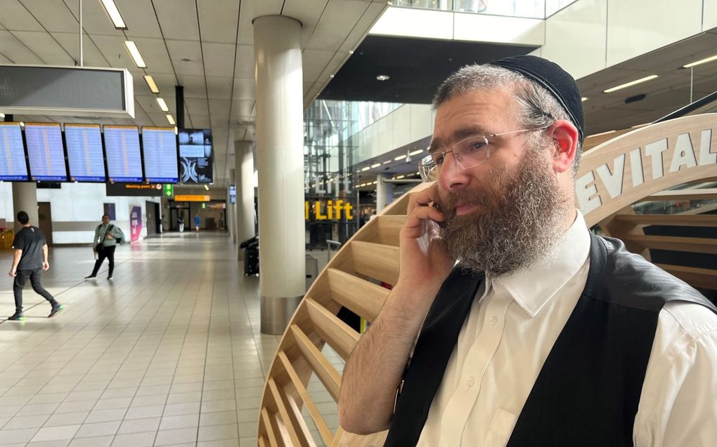 Zvi Schlussel, een orthodoxe jood uit Antwerpen, vangt op Schiphol een groep uit Israël op. „De oorlog loopt God niet uit de hand.” beeld RD