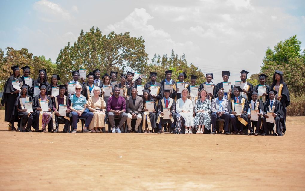 De eerste groep Zambiaanse cursisten heeft de driejarige training van NET Foundation afgerond. Bij de feestelijke diploma-uitreiking waren ook vertegenwoordigers van NET Foundation uit Nederland aanwezig. beeld NET Foundation