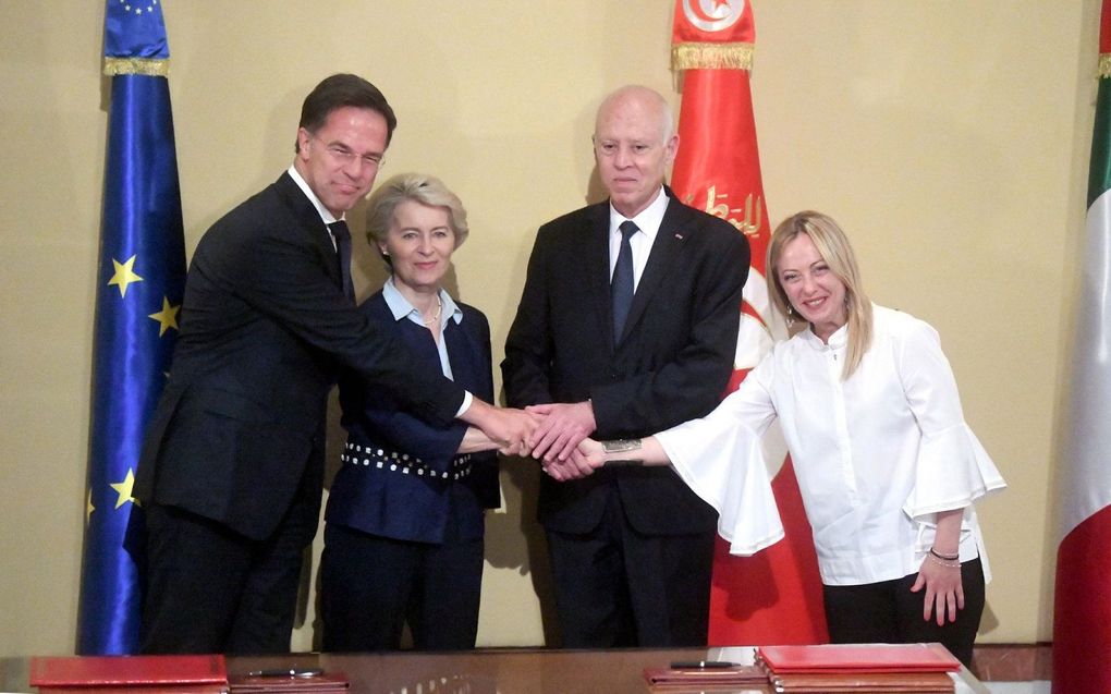 Premier Mark Rutte, de voorzitter van de Europese Commissie Ursula Von der Leyen, de Tunesische president Kais Saied en de Italiaanse premier Giorgia Meloni (v.l.n.r.) in het presidentieel paleis in Tunis. beeld EPA