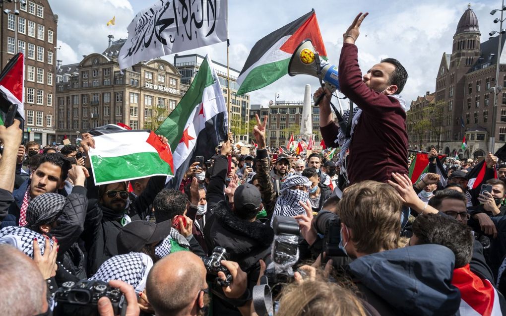 Demonstranten zwaaien met Palestijnse vlaggen bij een betoging op de Dam in Amsterdam in het voorjaar van 2021. beeld ANP, Evert Elzinga